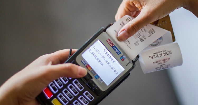 una imagen de máquina POS de transbank