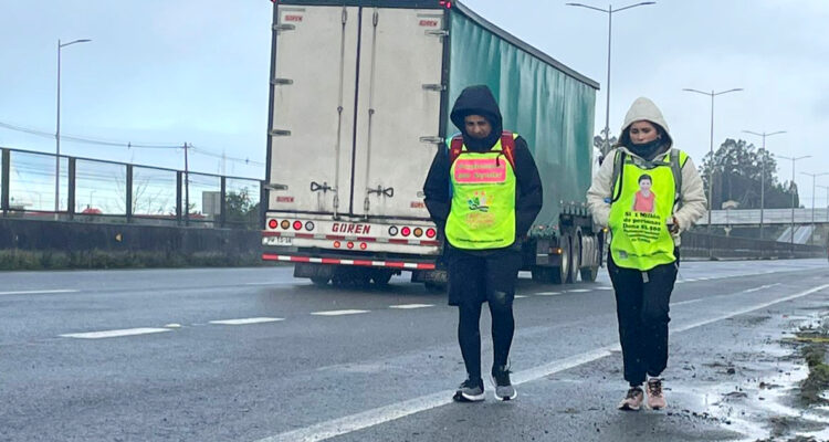 ¡Travesía de un mes! Madre inició caminata desde Chiloé a Santiago por hijo con Distrofia Muscular