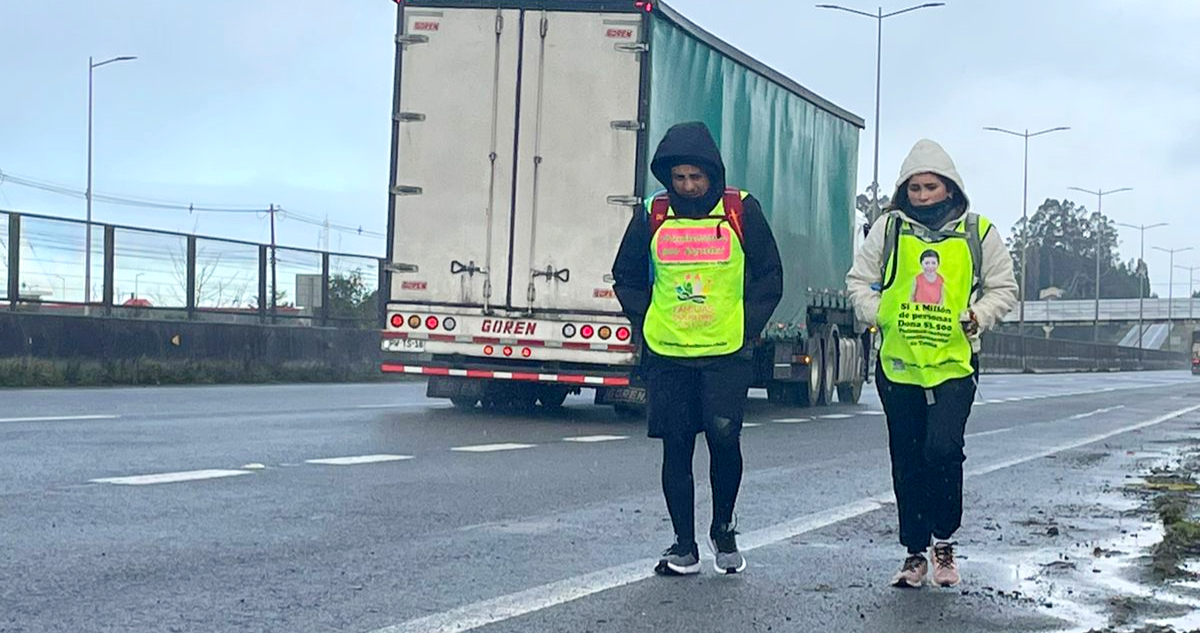 ¡Travesía de un mes! Madre inició caminata desde Chiloé a Santiago por hijo con Distrofia Muscular