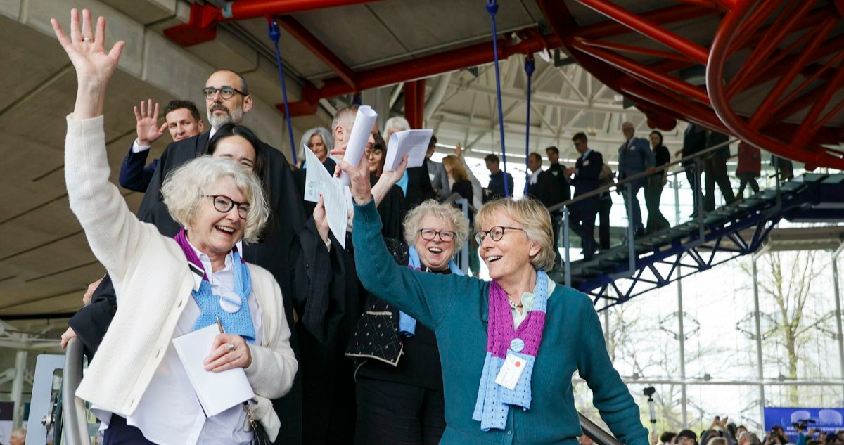 Un grupo de señoras mayores suizas, le ganaron al gobierno un caso sobre el cambio climático. El Tribunal Europeo de Derechos Humanos indicó que el país incumplió sus obligaciones en virtud de la Convención sobre el proceso climático.