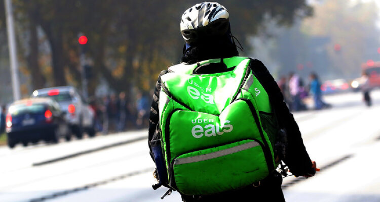 imagen contexto de un repartidor de Uber Eats (cornershop)
