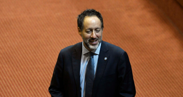 Diputado Urruticoechea renuncia a Republicanos ante polémica por tarjeta de bencina del Congreso