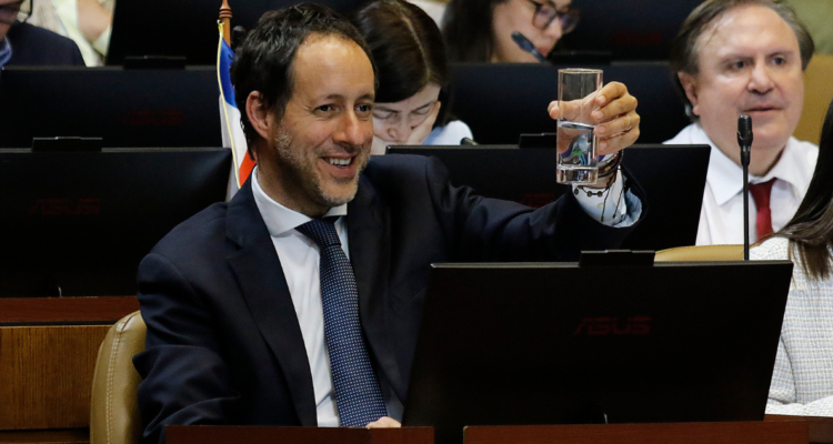 Envían a Urriticoechea a comisión de Ética: expareja pagó bencina con tarjeta del Congreso por 5 años