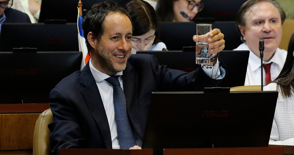 Envían a Urriticoechea a comisión de Ética: expareja pagó bencina con tarjeta del Congreso por 5 años
