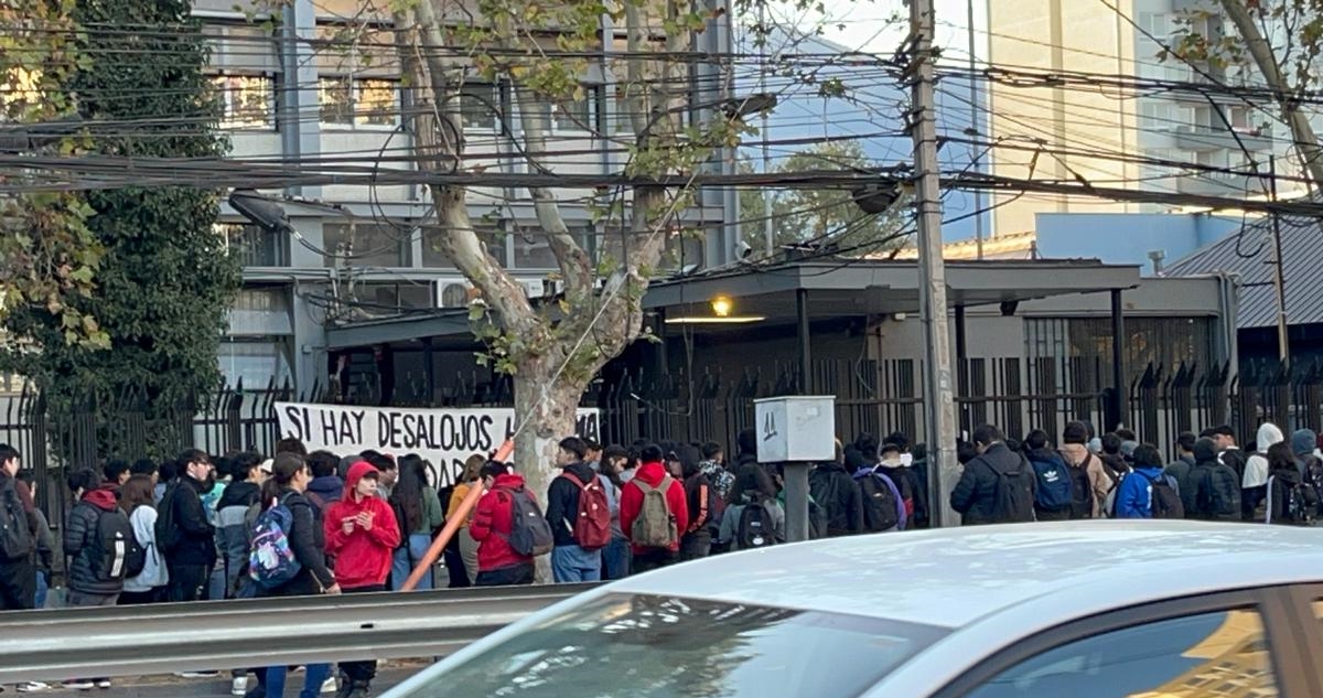 Estudiantes frustran toma de sede de la UTEM: encapuchados protestaban a favor de campamentos
