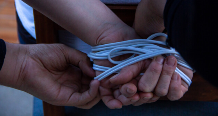 Sujetos apuñalan y secuestran a estudiante en Puerto Montt: joven se lanzó desde auto para pedir ayuda