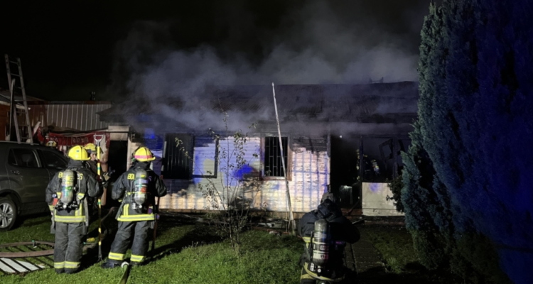 Incendio afectó a 2 casas en Valdivia: uno de los inmuebles pertenecía a voluntario de Bomberos