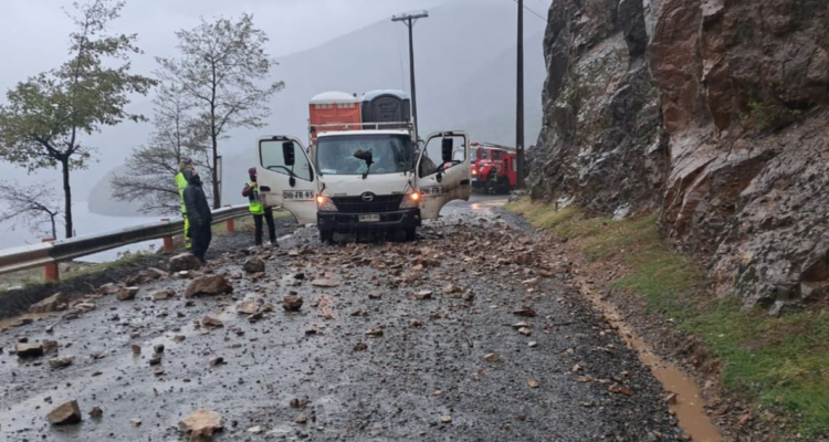 Derrumbe de rocas en Alto Bío Bío deja a cuatro trabajadores lesionados