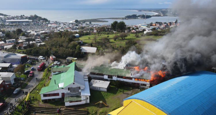 Voraz incendio afecta a colegio en Ancud y obliga a evacuar a 110 estudiantes y 25 profesores