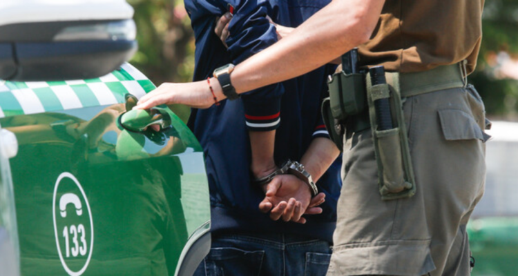 Hombre golpeó a su esposa, intentó quemar su casa y atacó con hacha a Carabineros en Llanquihue
