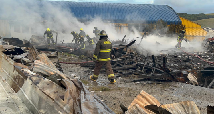 Comienzan gestiones para reubicar a 110 alumnos tras incendio que arrasó con colegio completo en Ancud