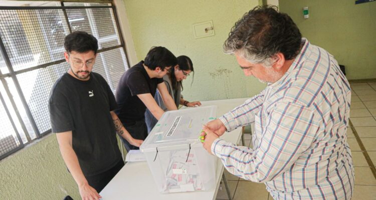 Anuncian iniciativa para que vocales de mesa tengan feriado el día hábil siguiente a las elecciones