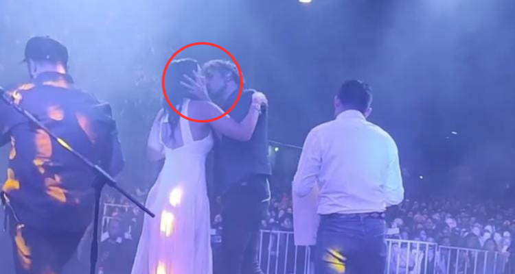 Pantallazo de video donde vocalista de Glup intenta besar a animadora