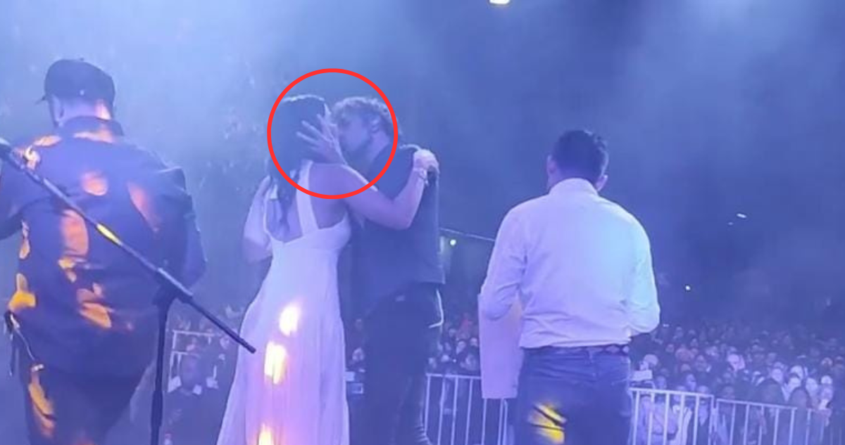 Pantallazo de video donde vocalista de Glup intenta besar a animadora