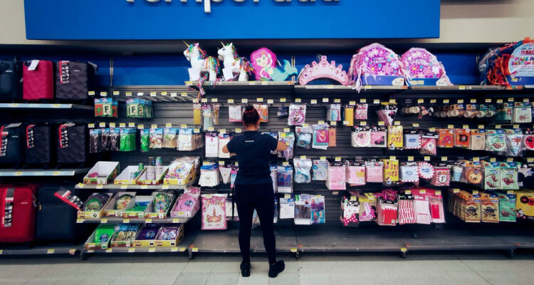 imagen de una estantería en un supermercado líder (walmart)