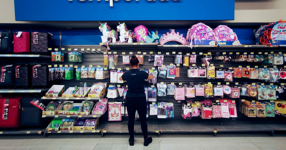 imagen de una estantería en un supermercado líder (walmart)