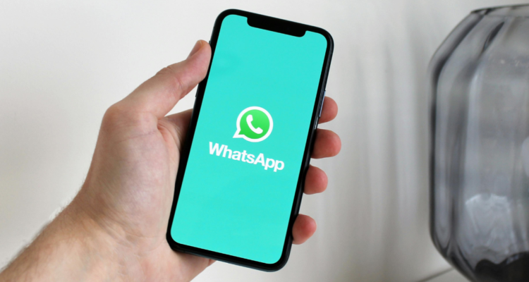 La aplicación WhatsApp redujo de 16 a 13 años la edad mínima para que los usuarios de Europa puedan utilizar la red social.