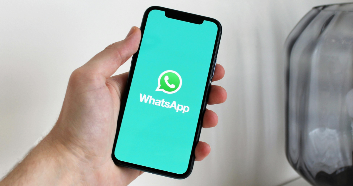 La aplicación WhatsApp redujo de 16 a 13 años la edad mínima para que los usuarios de Europa puedan utilizar la red social.