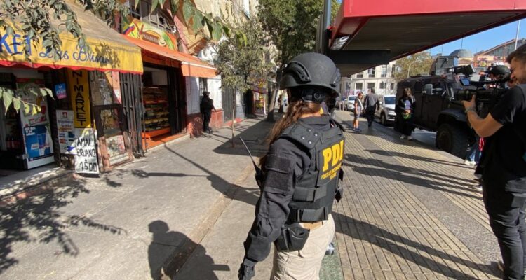 PDI allana edificio en el centro de Santiago