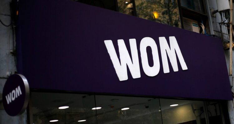 Fachada de una tienda de la empresa de telefonía mobil Wom, ubicada en el centro de Santiago.