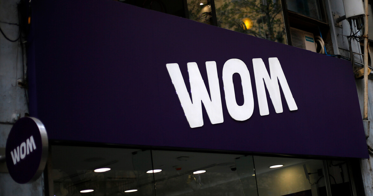 Fachada de una tienda de la empresa de telefonía mobil Wom, ubicada en el centro de Santiago.