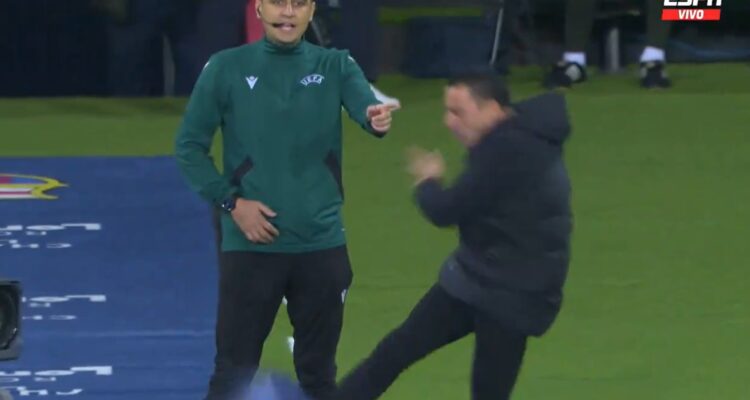 Xavi Hernández se fue expulsado en el duelo Barcelona-PSG.