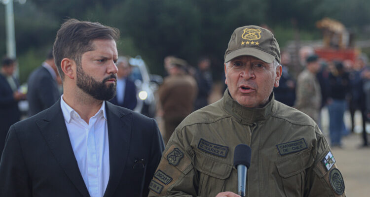 El respaldo del Gobierno al cuestionado general Yáñez tras asesinato de carabineros en Cañete
