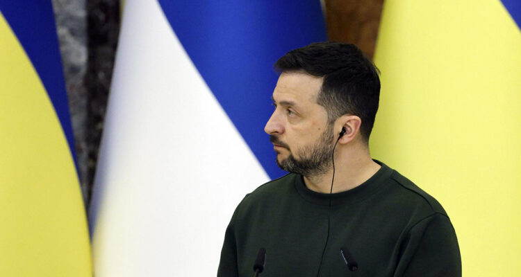 Ucrania en aprietos para repeler la ofensiva rusa en Donetsk por la carencia de armamento