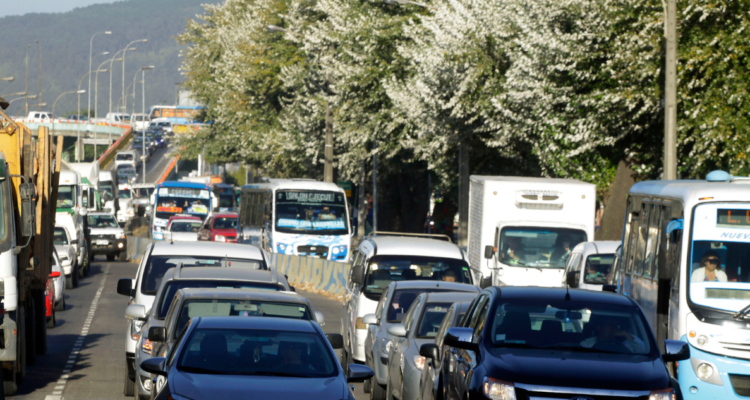 Hasta dos horas en taco pierden quienes viven en la comuna de San Pedro de la Paz, según estudio de la CChC.