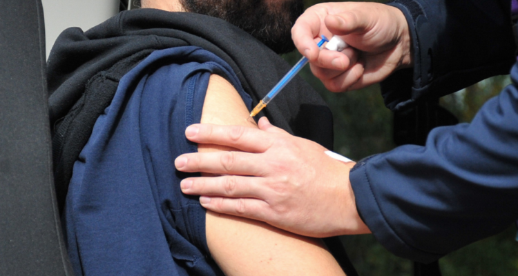 70% de la población de riesgo vacunada mientras que en un mes podría darse el peak de enfermedades respiratorias.