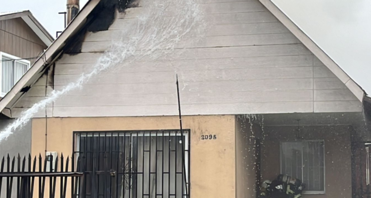 Nuevamente un incendio consume parte de una casa en la comu na de Los Angéles en la Región del Bío Bío.