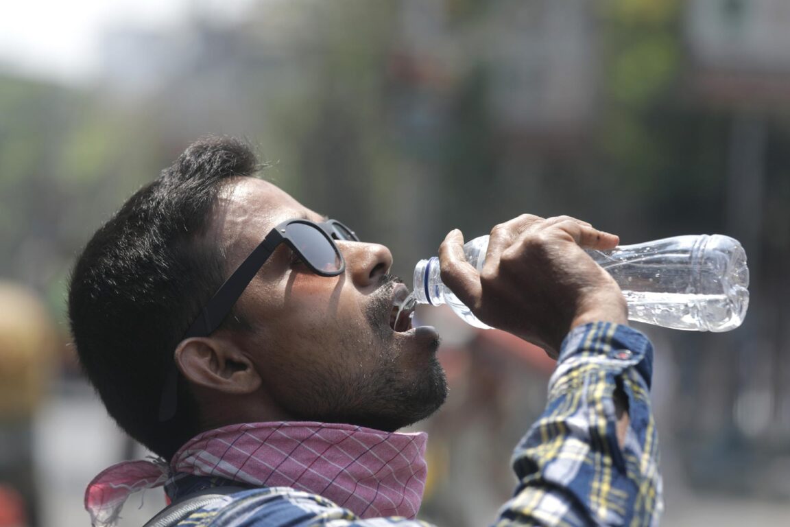 Las imágenes de India en un récord de calor con temperaturas por encima de los 50 °C