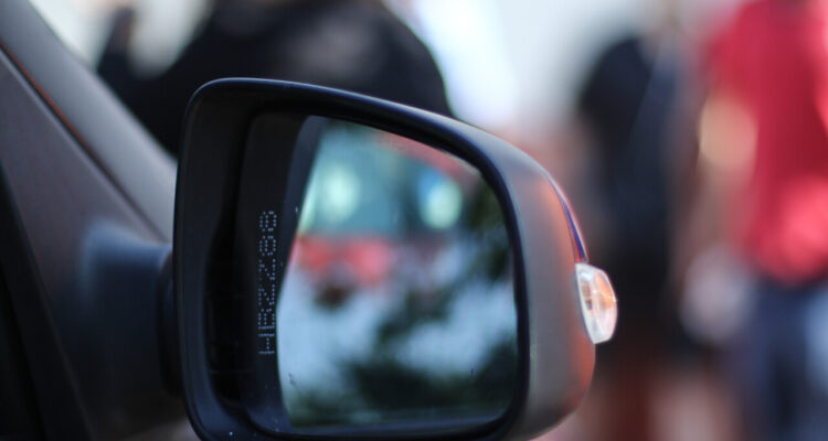 Conoce los plazos y fecha exacta en que será exigible el grabado de patentes en espejos y vidrios de vehículos según el reglamento de la ley.