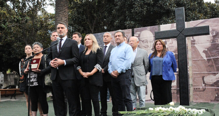 La directiva, diputados, senadores y dirigentes históricos de la UDI participan de romería en recuerdo de Jaime Guzmán, a 33 años de su muerte, en la tumba del Cementerio General.