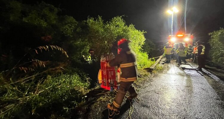 Conductor cayó con camioneta a estero de Lago Ranco: fue hallado muerto al interior de móvil sumergido