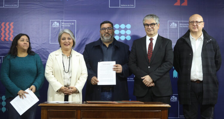 La ministra del Trabajo y Previsión Social, Jeannette Jara y el ministro de Hacienda, Mario Marcel, junto a la directiva de la CUT encabezada por David Acuña, anuncian importante acuerdo entre gobierno y trabajadores, y firman documento.