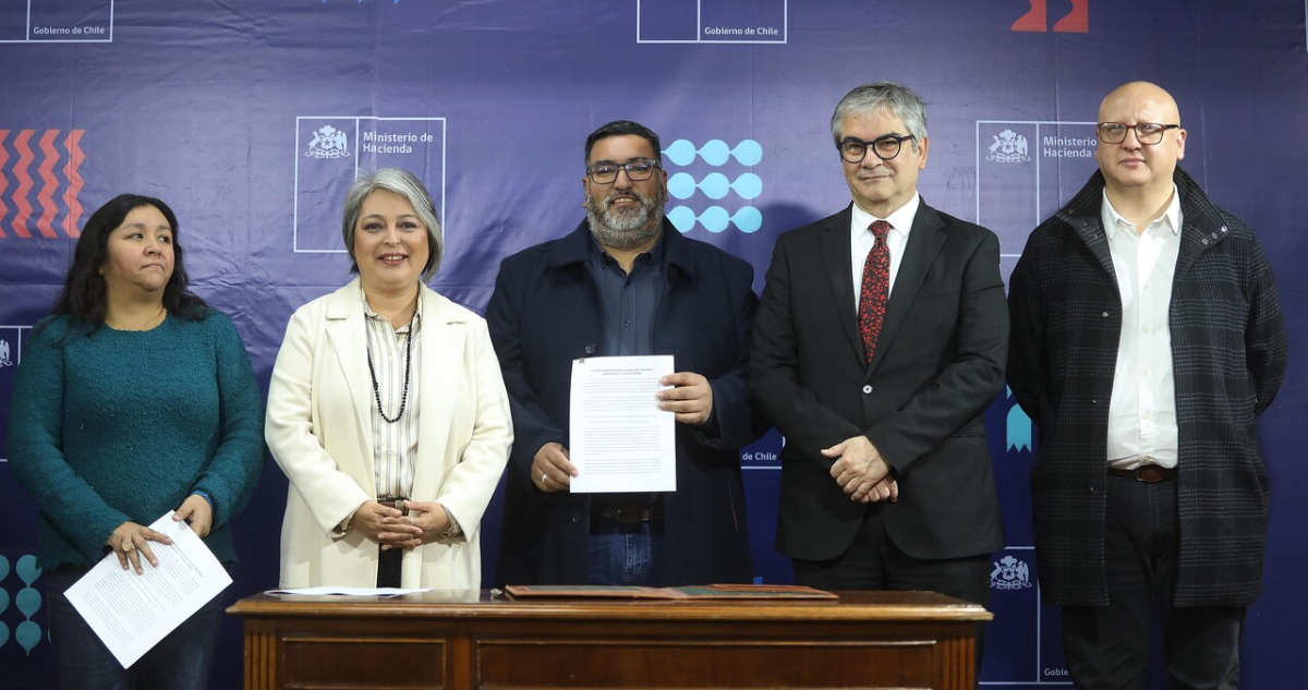 La ministra del Trabajo y Previsión Social, Jeannette Jara y el ministro de Hacienda, Mario Marcel, junto a la directiva de la CUT encabezada por David Acuña, anuncian importante acuerdo entre gobierno y trabajadores, y firman documento.
