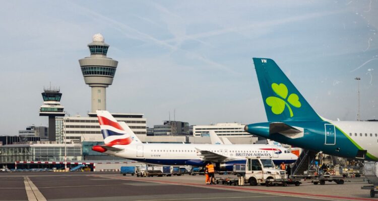 Tras ser succionado por el motor de un avión en marcha murió una persona en Ámsterdam