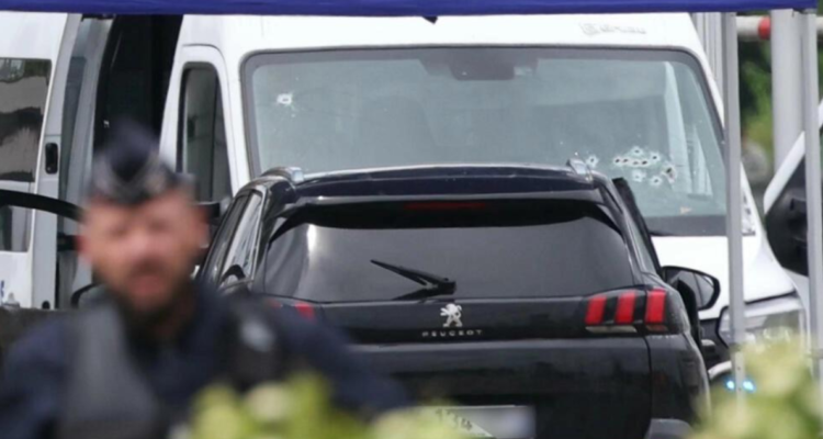 El furgón penitenciario del que se fugó el reo, con impactos de bala