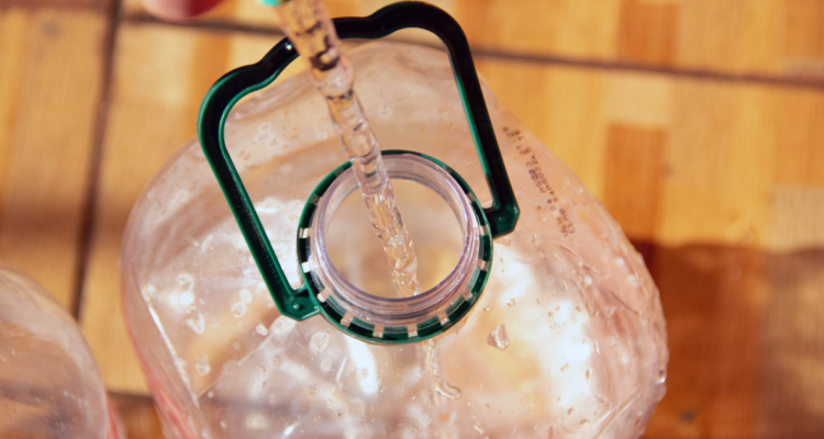 Agua cayendo en botella por petición de vecinos de Los Ángeles