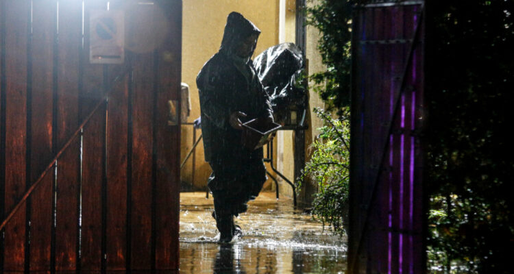 Al menos seis comunas de la RM suspenden clases en establecimientos municipales por lluvias