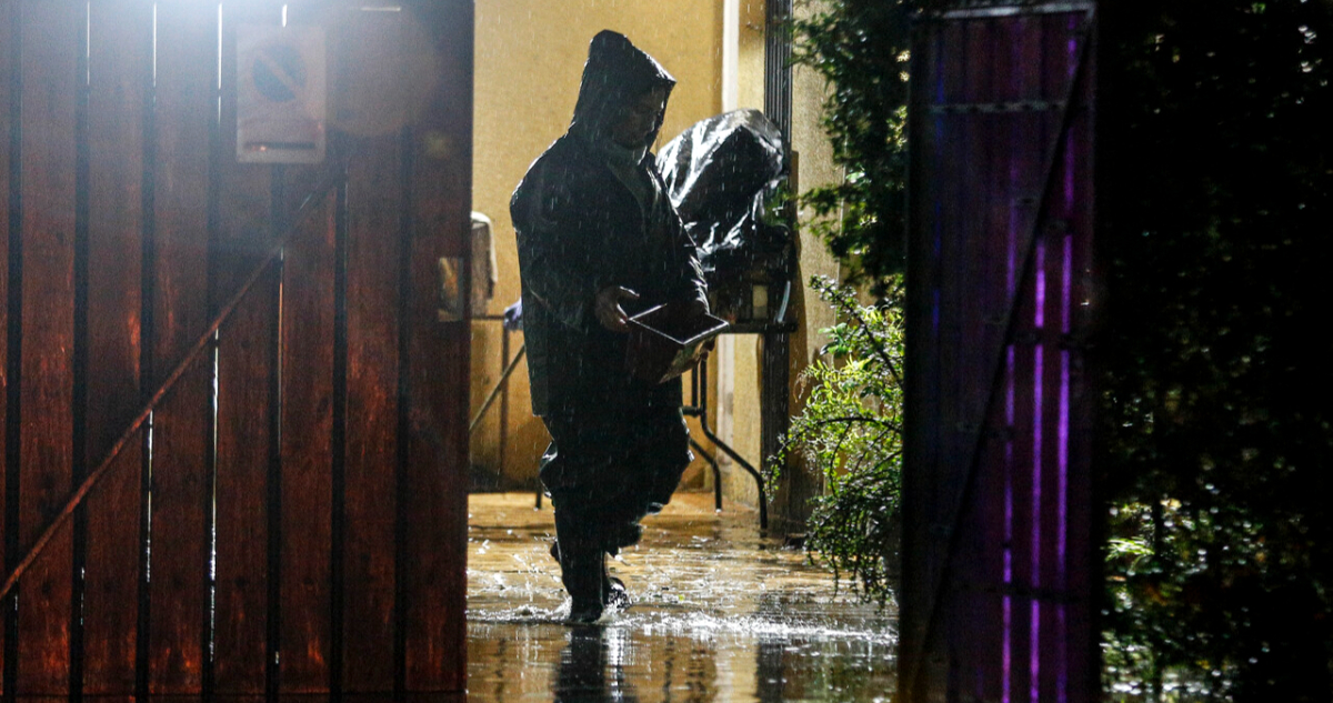 Al menos seis comunas de la RM suspenden clases en establecimientos municipales por lluvias