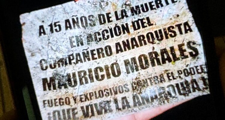 Quema de bus en Villa Francia habría ocurrido para recordar a anarquista que murió instalando bomba