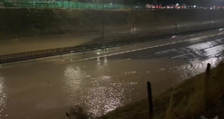 Cortes de tránsito, anegamientos y semáforos sin luz: las consecuencias del sistema frontal en la RM