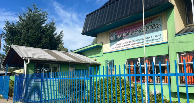 Aseguran que alumna que atacó con tijera a otra en Valdivia fue expulsada: mamá de víctima la denunció