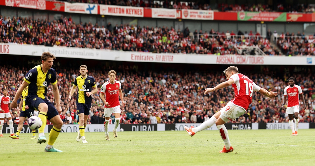 Arsenal y un triunfazo para seguir peleando en Premier League