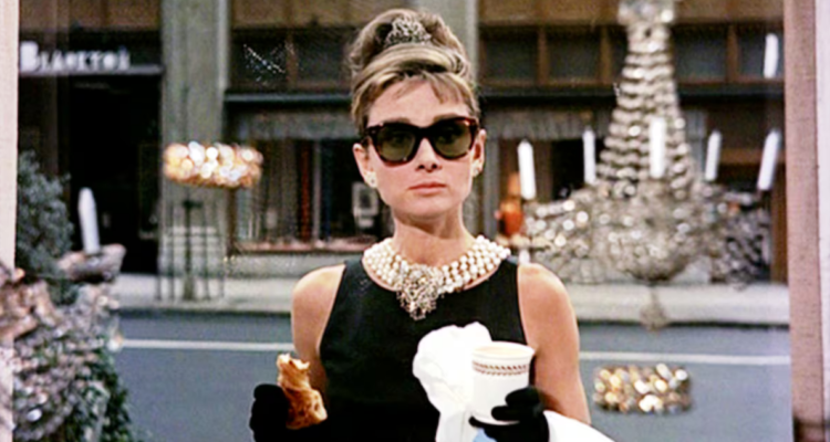Audrey Hepburn con su vestido Givenchy en Breakfast in Tifannys
