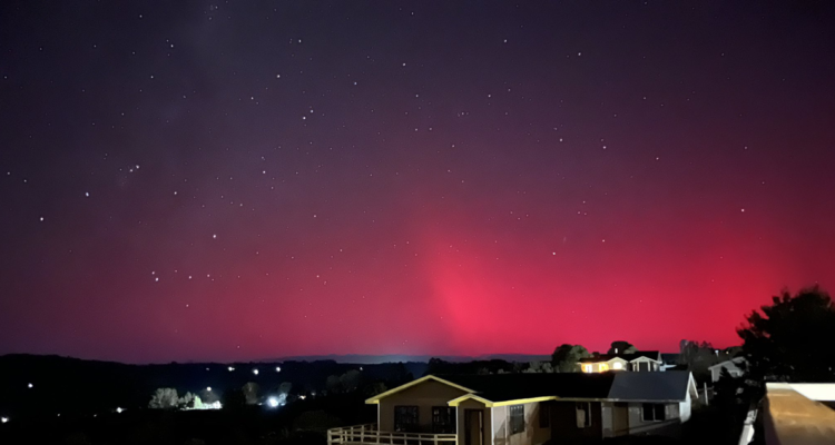 La tormenta solar< que alcanzó la Tierra permitió a los presentes en el extremo sur del país presenciar auroras australes.