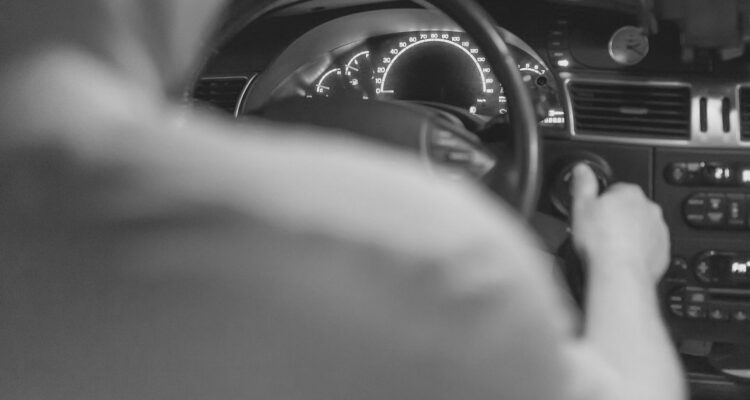 Automotora deberá indemnizar a cliente: le vendió vehículo nuevo al que le explotó la caja de cambio