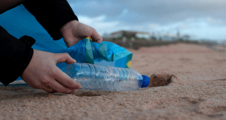 56 empresas serían responsables de la mitad de la basura plástica del mundo: Coca-cola es la primera